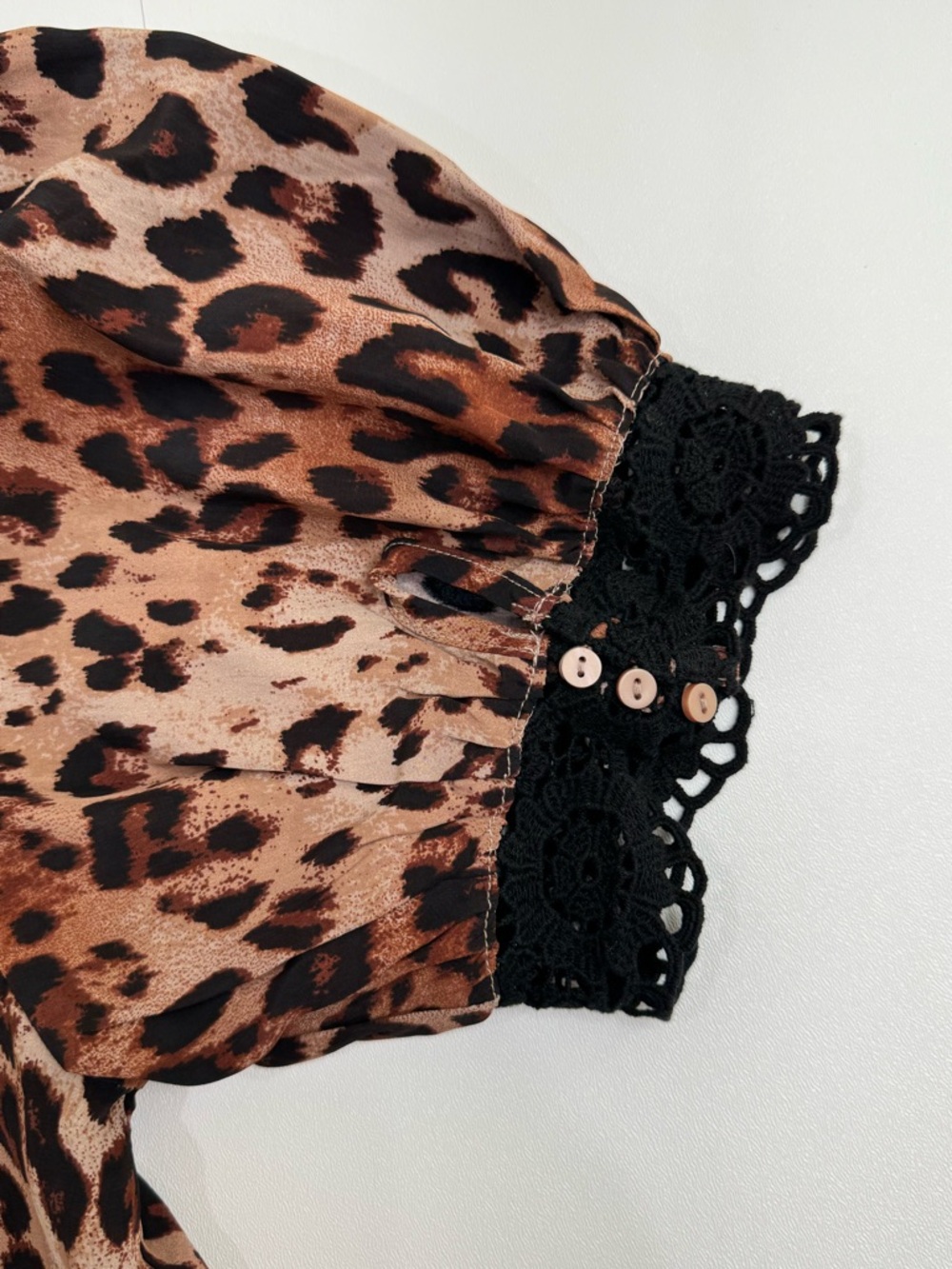 Like new! FREE PEOPLE My Love Leopard Print Peterpan Lace Crochet Collar Top MED - Picture 9 of 9